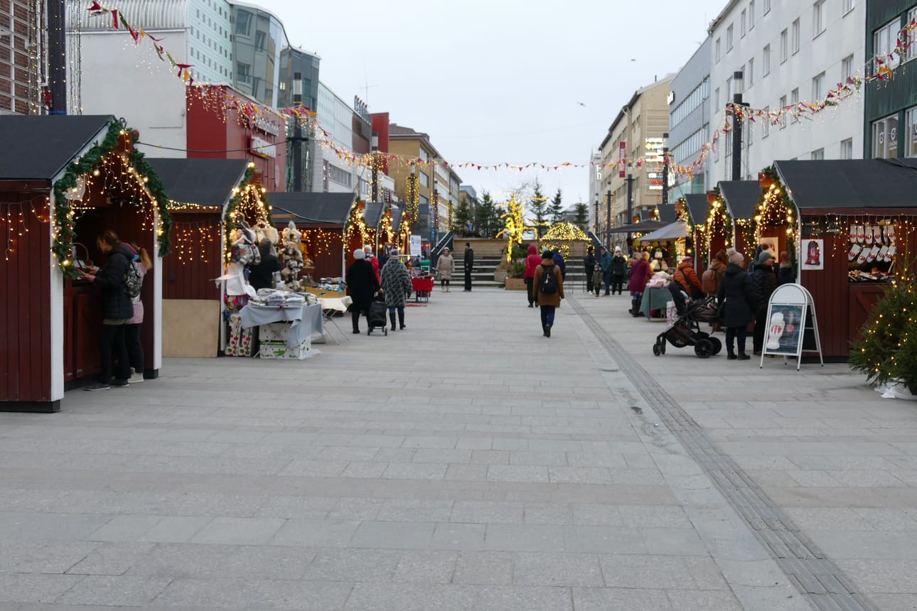 Oulun Tiernatorilla oli väkeä heti lauantaiaamuna, kun se avattiin kello kymmeneltä.