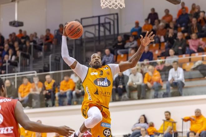 Karhu Basketin Durrell Summers tehtaili jo puoliaikaan mennessä parikymmentä pistettä. KUVA: ERKKI HAUTAVIITA