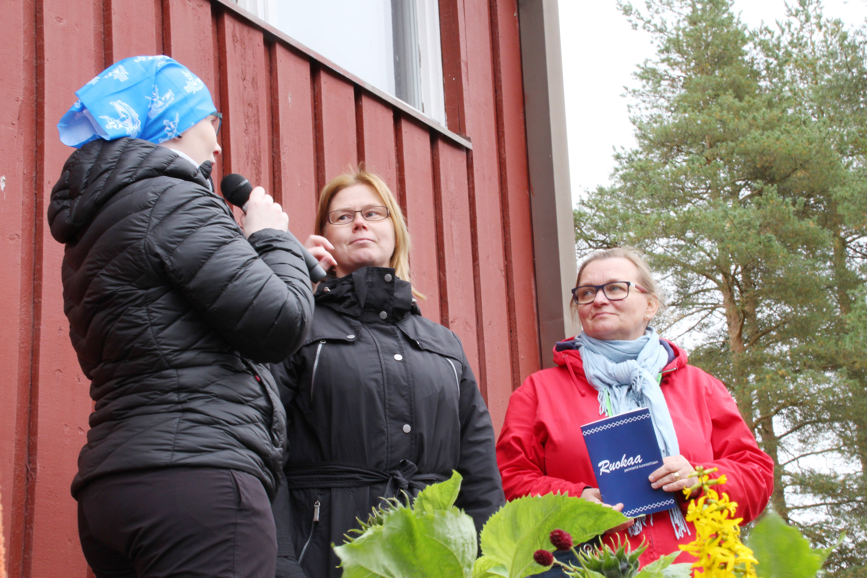 Luomumarkkinoilla julkistettiin Siikajokilaakson ja Siikajoen kunnan yhdessä kustantama perinneruokien reseptivihko. Päätoimittaja Elina Nuolioja haastattelee vihkoseen oman reseptinsä lähettänyttä Minna Salmenkangasta, kunnan kehittämispäällikkö Arja Lappalaisen kädessä uunituore reseptivihkonen.
