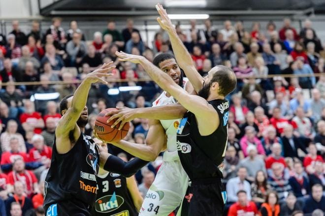 Karhu jäi Vilppaan alakynteen tänään Salossa pelatussa Koripalloliigan välierässä. Tässä Vilppaan paras pistemies Al’lonzo Coleman haastaa Karhun Bojan Carcevicin ja Kammeon Holseyn. KUVA: ERKKI HAUTAVIITA