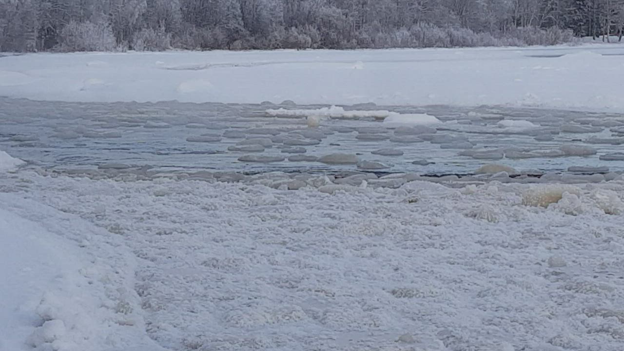 Kiiminkijoki Tolppatörmä jäät kirnuavat ja kolistelevat. Hitaasti jäätyy.