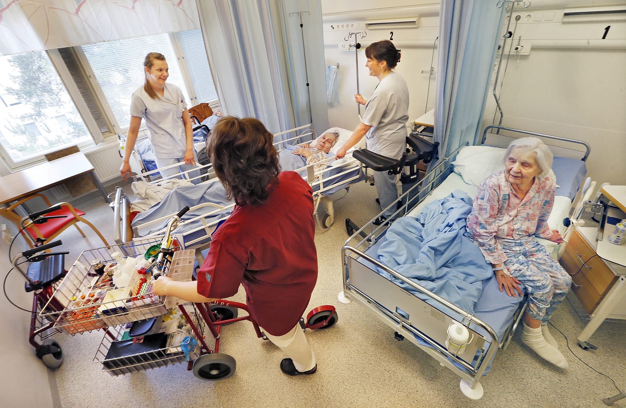 Kuvassa vas. sairaanhoitaja Kaarina Ulander, Mari Nevala (selin), Marja-Liisa Peura, Anna Rautiainen ja Aino Sainio.