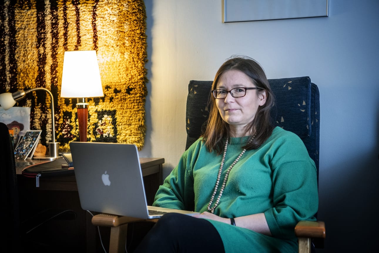 Psykoanalyytikko, psykologi Milla Tamminen siirtyi asiakkaidensa kanssa puhelin- ja videoyhteyksien käyttöön, kun koronaepidemia yltyi Suomessa.