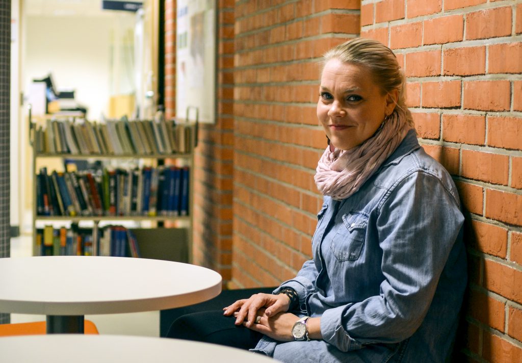 Liiketaloutta opiskeleva Mari Halonen odottaa Linnanmaalle siirtymisessä eniten yhteistyötä kauppakorkeakoulun kanssa. Hänen mielestään tärkeintä on muistaa tiedottaa muuton vaiheista opiskelijoille tarpeeksi näkyvästi ja ajoissa.