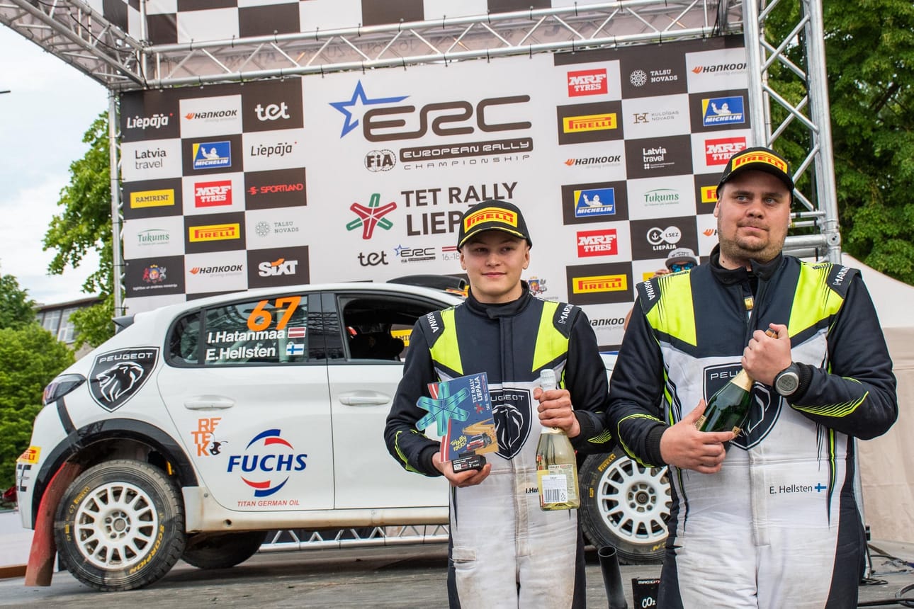Vaasalainen 14-vuotias Isak Hatanmaa juhli kesäkuussa toista sijaa Latvian mestaruussarjan Tet Rally Liepaja -kilpailussa. Sijoitus nosti Hatanmaan ja kartanlukija Eetu Hellstenin koko sarjan ykköspaikalle. Hatanmaa suuntaa jälleen elokuun alussa Latviaan kilpailemaan.