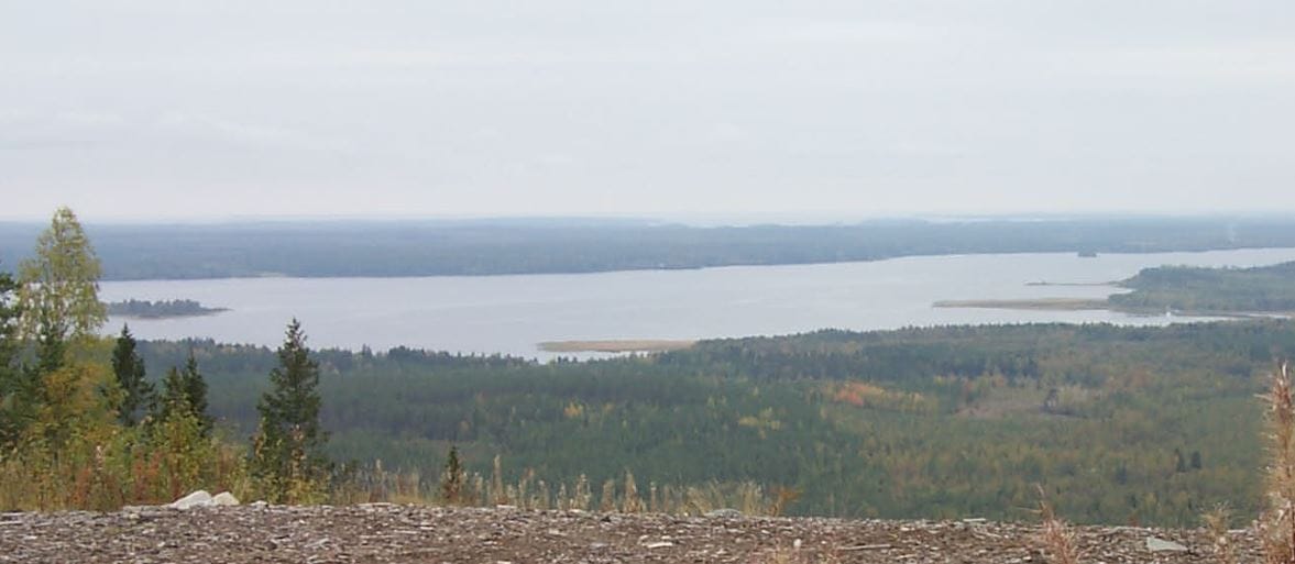 Kivesvaaralta on näkymät Oulujärvelle.