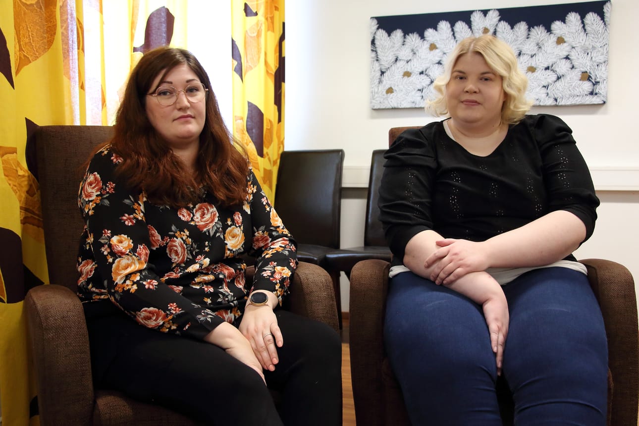 Ringa Saukko ja Jenna Korkiakoski toimivat valtakunnallisen IBD ja muut suolistosairaudet ry:n vapaaehtoisina vertaistoimijoina Raahessa.