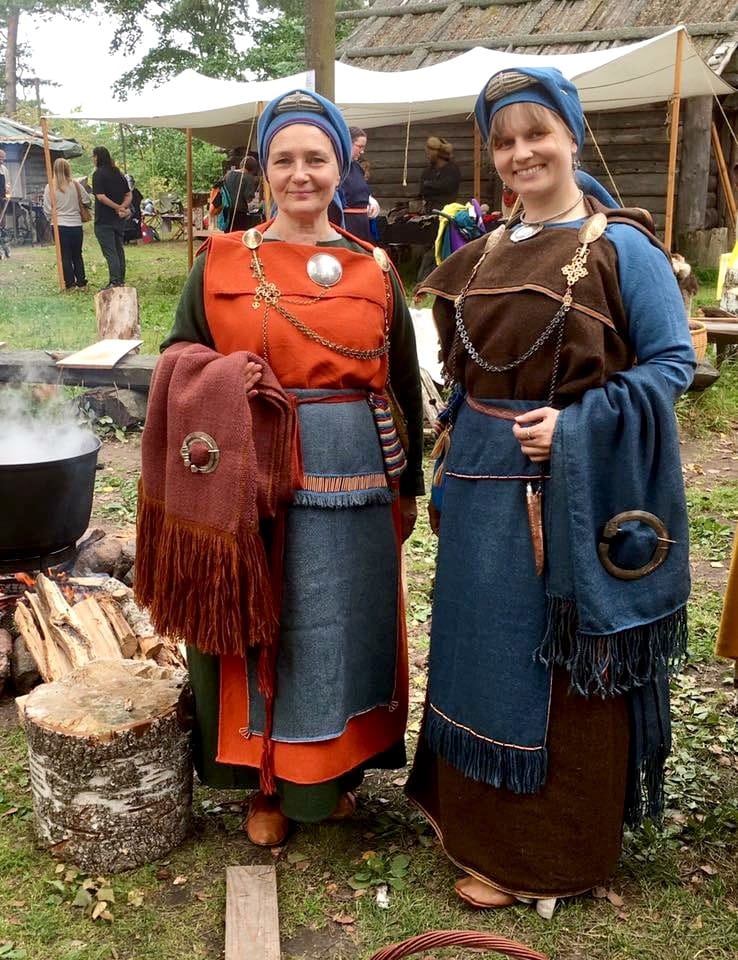 Mervi Pasanen (vas.) ja Hanna Aalto ovat tehneet itselleen muinaispuvut.
