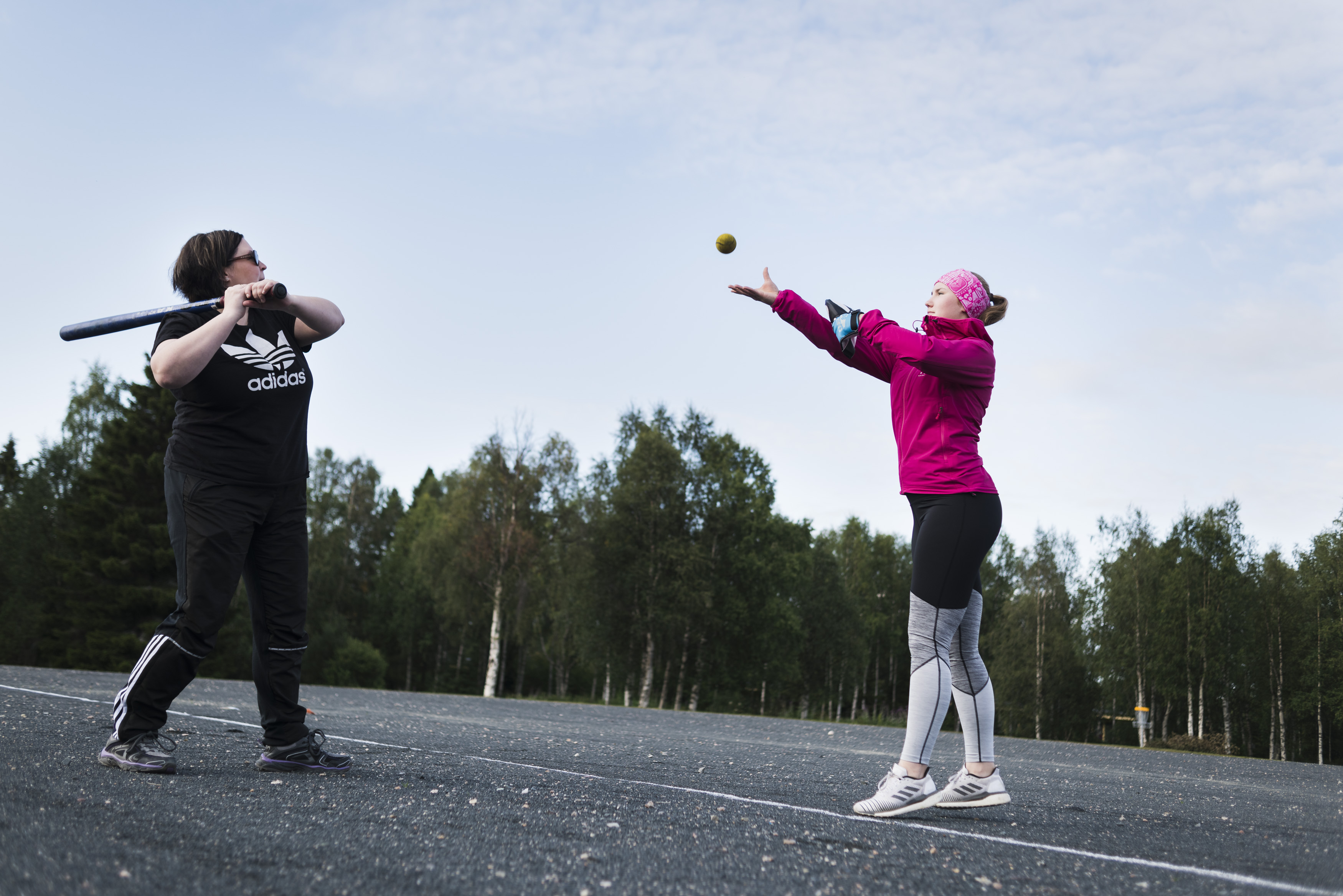 Mirka Tauriainen ja Sanja Tyynelä Kuusamon jäähallin takana olevalla sorakentällä. Höntsäpesis-vuorolla pelaavat pyysivät kaupungilta kentälle pesäpallon rajaviivoja ja saivatkin ne tänä kesänä.