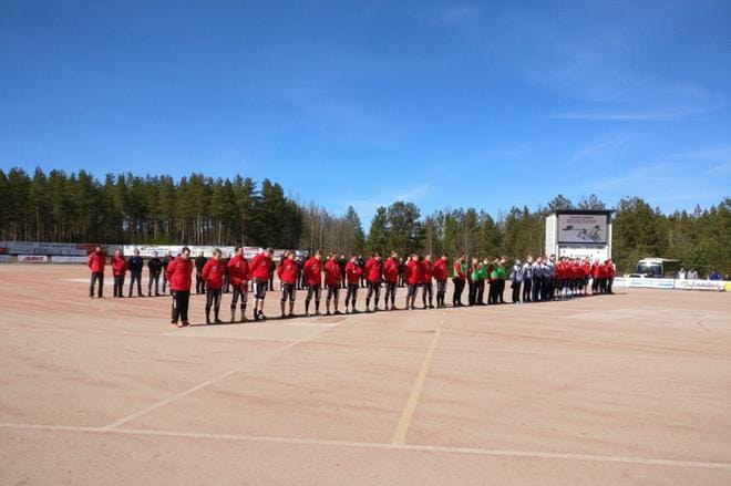 Koskenkorvan ja Joensuun välinen superpesisottelu alkoi hiljaisella hetkellä Antti Alhon muistoksi. Kuva: Jarno Pellinen