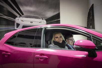 Uusi pinkki auto täytti oululaisen ostajan toiveet – Autoliikkeet uskovat uusien autojen kaupan elpyvän tänä vuonna