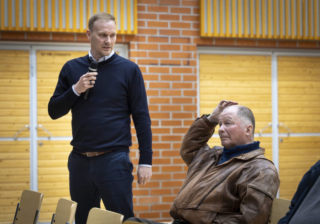 Tuulialfan konsernijohtaja Antti Tanskanen kävi tilaisuudessa maanomistaja Lasse Jokikokon kanssa läpi hankkeen sähkökaapelisuunnitelmia.