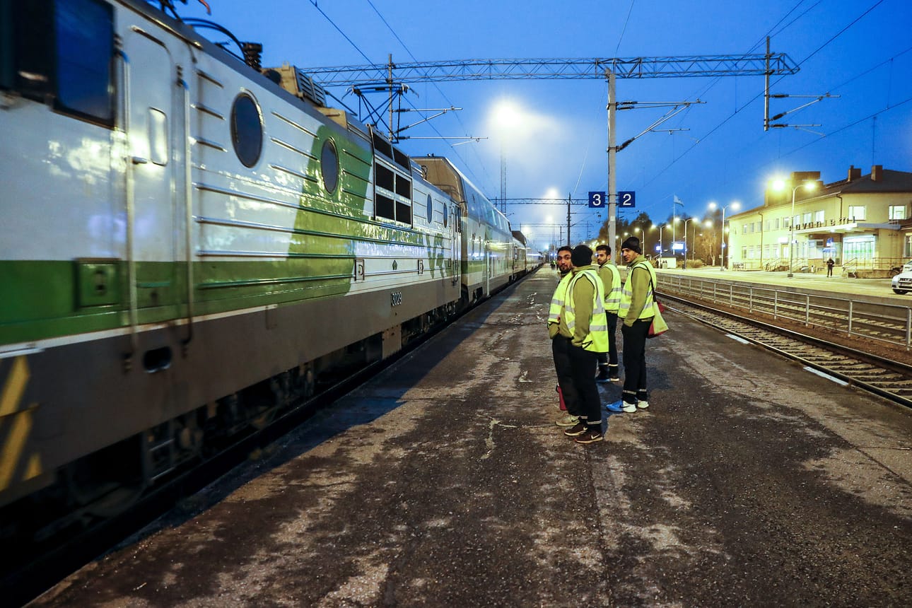 Yhä useampi matkustaa junalla Rovaniemen ja Helsingin välillä.