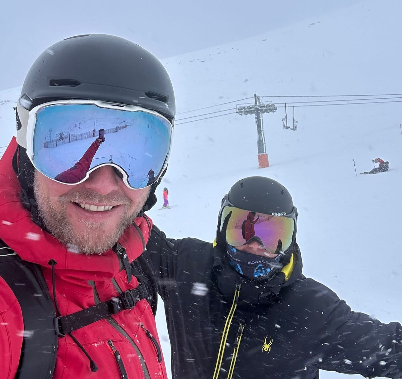 Dennis Nylund käy laskettelemassa perheen ja ystävien kanssa usein Andorralla. Viime viikolla hän kävi laskemassa Andorran vuorilla työkaverinsa kanssa.