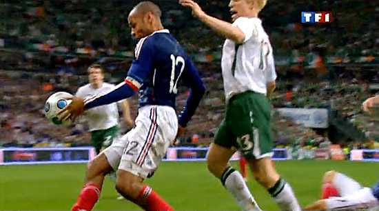 Thierry Henryn käsivirhe näkyi selvästi tv-kuvissa.