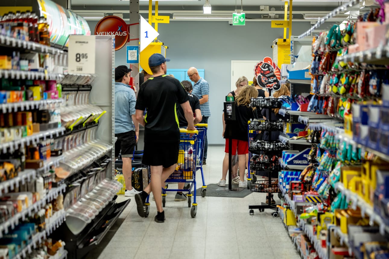 Juhannuksen alla S-marketissa ruokaostoksensa tekevä saa varautua jonoihin.