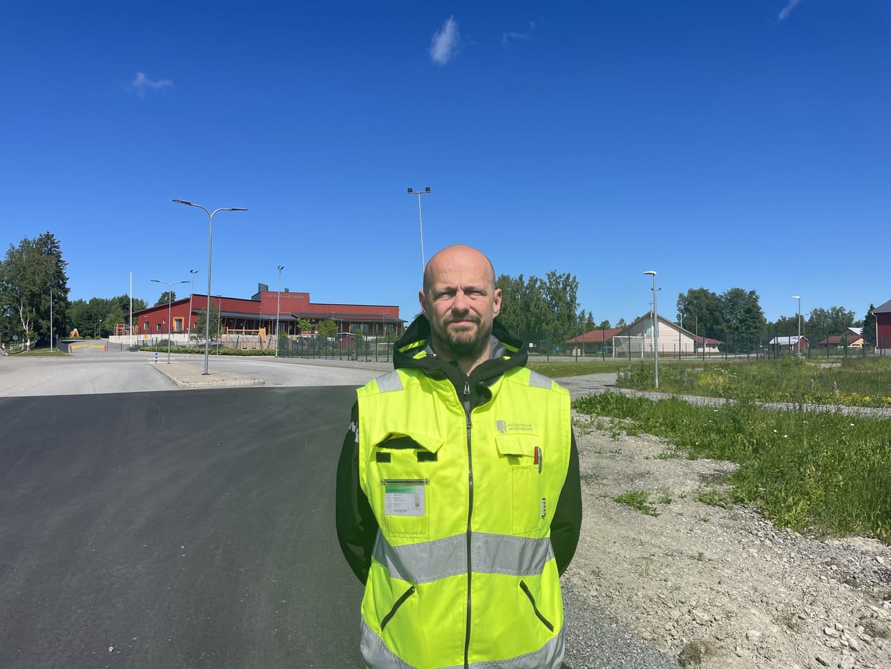Mustasaaren kunnallistekniikan päällikkö Magnus Nylund. Taustalla Koivulahden oppimiskeskus.