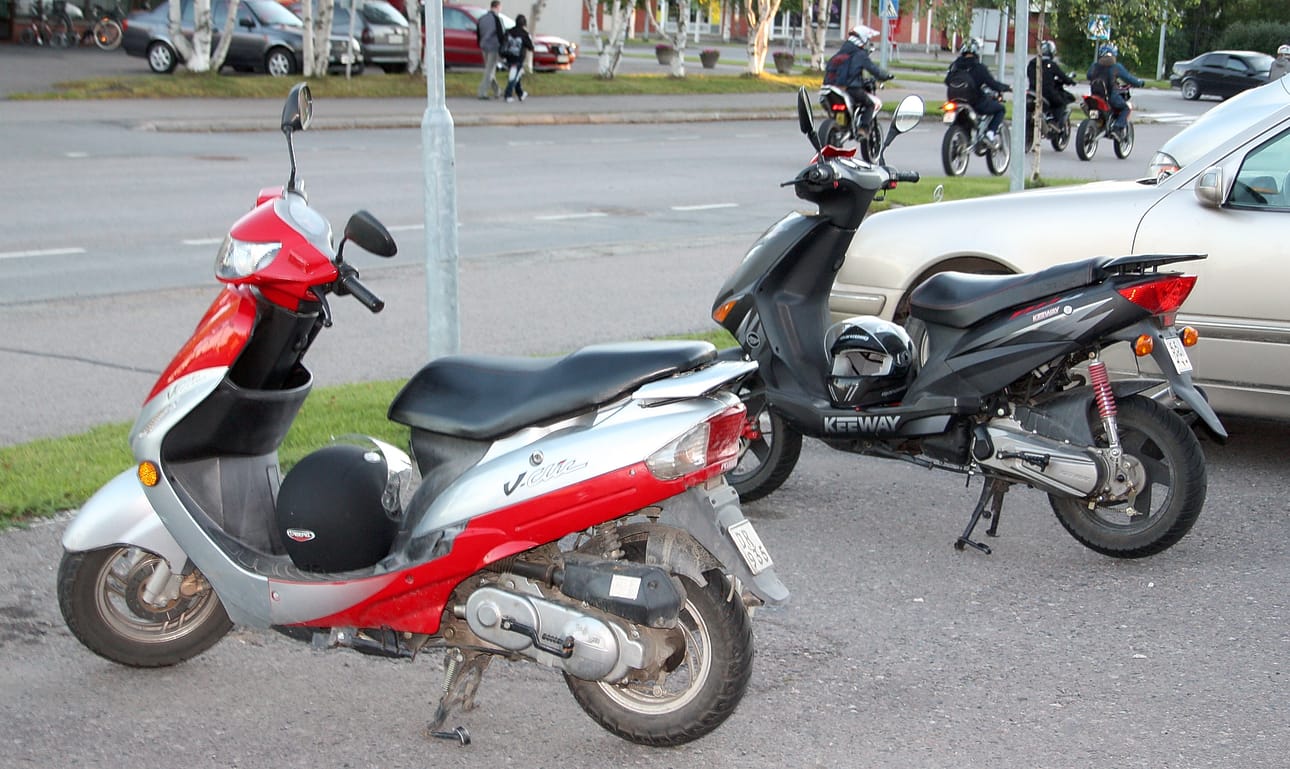 Oulaisten yläkoulun nuoret toivovat moposuoraa paikkakunnalle. Kuvituskuva, kuvan henkilöt eivät liity mielipiteeseen.