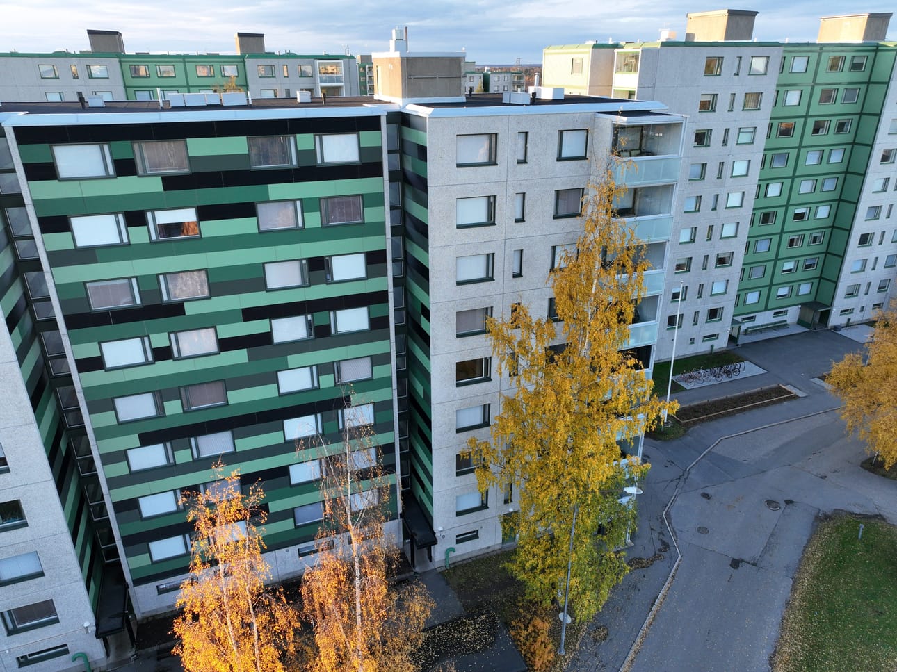Asuntomarkkinoiden kuva on yhä ristiriitainen. Vanhojen asuntojen hinnat laskivat kaikissa muissa suurissa kaupungeissa paitsi Oulussa. Kuvassa Länsi-Tuiran asuntoeluetta.
