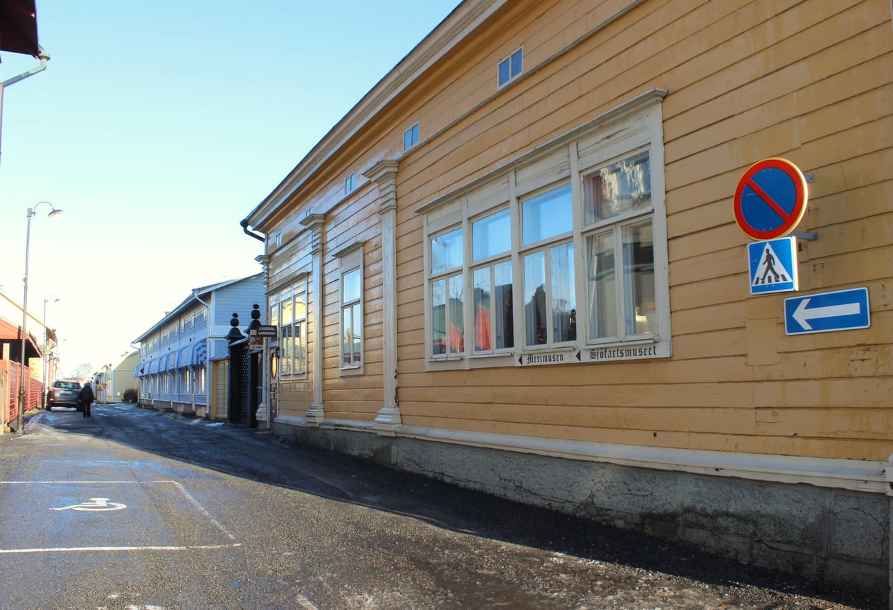 Pääkirjaston nurkalta lähtevä osuus Rantakadusta peruskorjataan Kristiinan Kantakaupungissa. Tieremontti ulottuu aina Koulukadun risteykseen saakka.