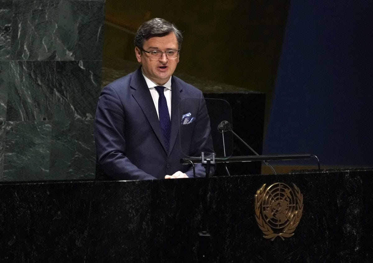 Ukrainan ulkoministeri Dmytro Kuleba arvioi, että monet ihmiset ympäri maailmaa olivat "vihanneet" Venäjän toimia viime vuosina, mutta eivät olleet uskaltaneet vastustaa niitä avoimesti. LEHTIKUVA/AFP