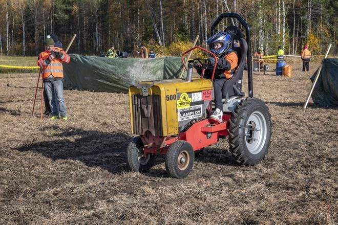 Nuori Eetu Lampi ajoi peltokiihareissa tuunatulla ”Termiitillä” (Minkomatic 409 DLA). Kaikkiaan kisaan oli ilmoittunut 45 osallistujaa. Sarjoja oli yhdeksän. Kuvat: Aarre Löytömäki