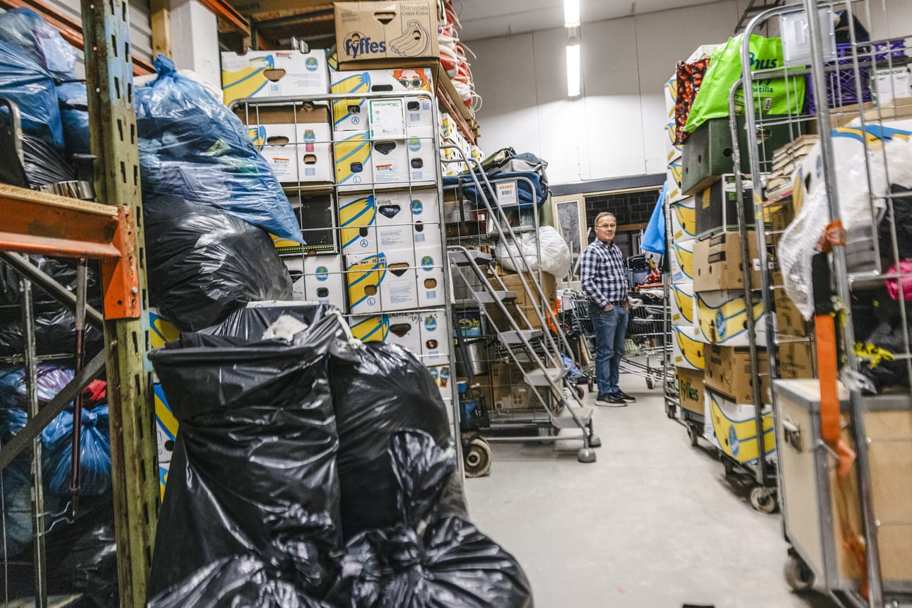 Löytötavarat tuodaan Lapin löytötavaran varastoon jätesäkeissä. Varastossa ne lajitellaan banaanilaatikoihin löytöpaikkojen ja -päivämäärien mukaan. Yrittäjä Seppo Salon mukaan talvella, matkailusesonkina tavaraa tulee erityisen paljon.