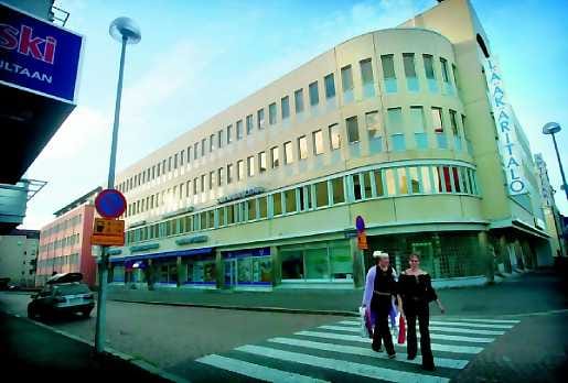 Kauppurienkadulla. Lääkärikeskus Botnia toimii Oulun keskustassa.