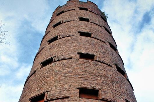 Seinäjoen vanha vesitorni on kaupungin maamerkki. Sen elävä tiilipinta on kaunis säällä kuin säällä. Kuva Kari Löfhjelm