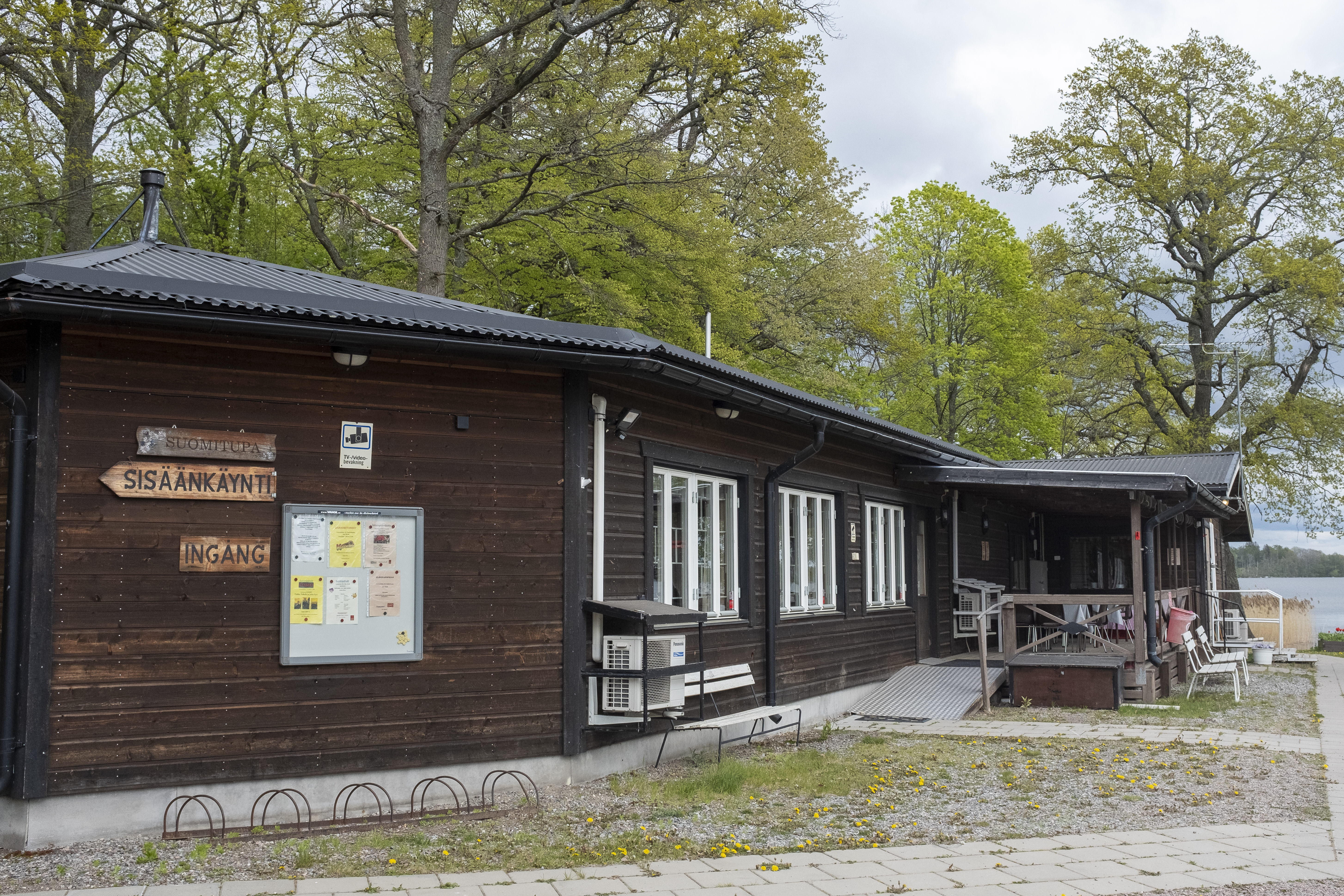 Kuvassa Västeråsin Suomi-seura Katajaisten toimitalo Mälarenjärven rannalla. 