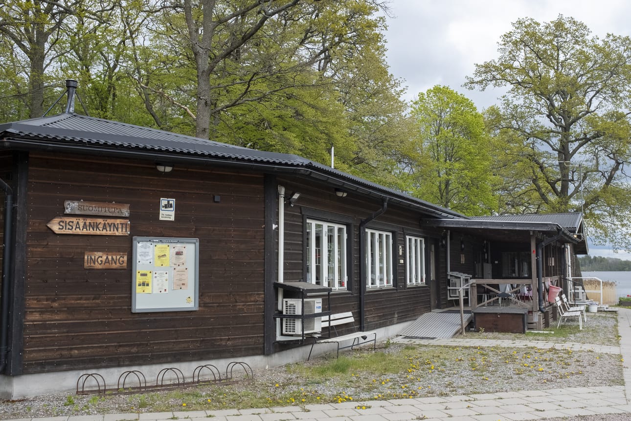 Kuvassa Västeråsin Suomi-seura Katajaisten toimitalo Mälarenjärven rannalla.