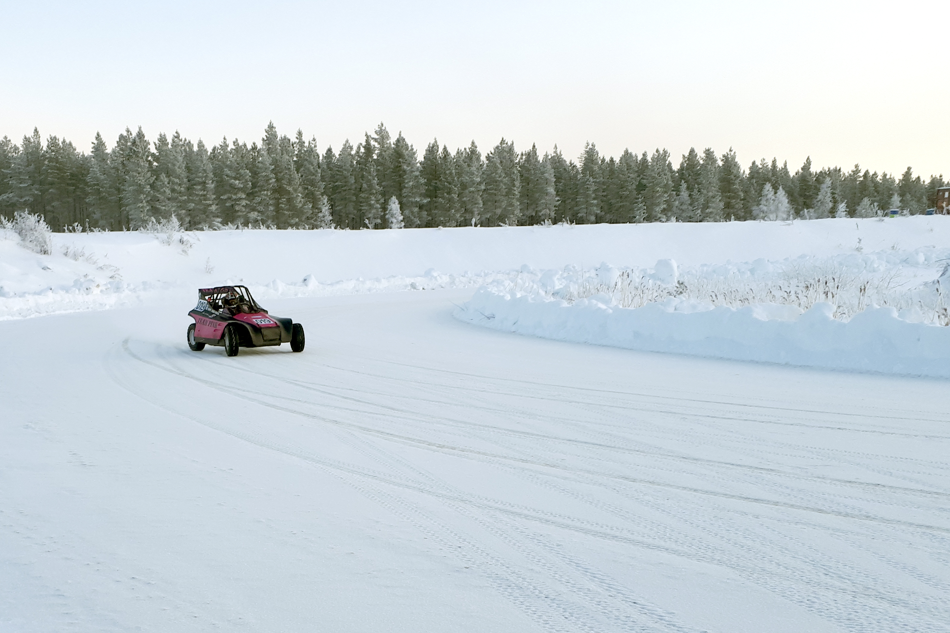 Peppi Keski-Korsu tykkää ajaa crosskart-autolla lumella, koska siinä pääsee sivuluisuun.