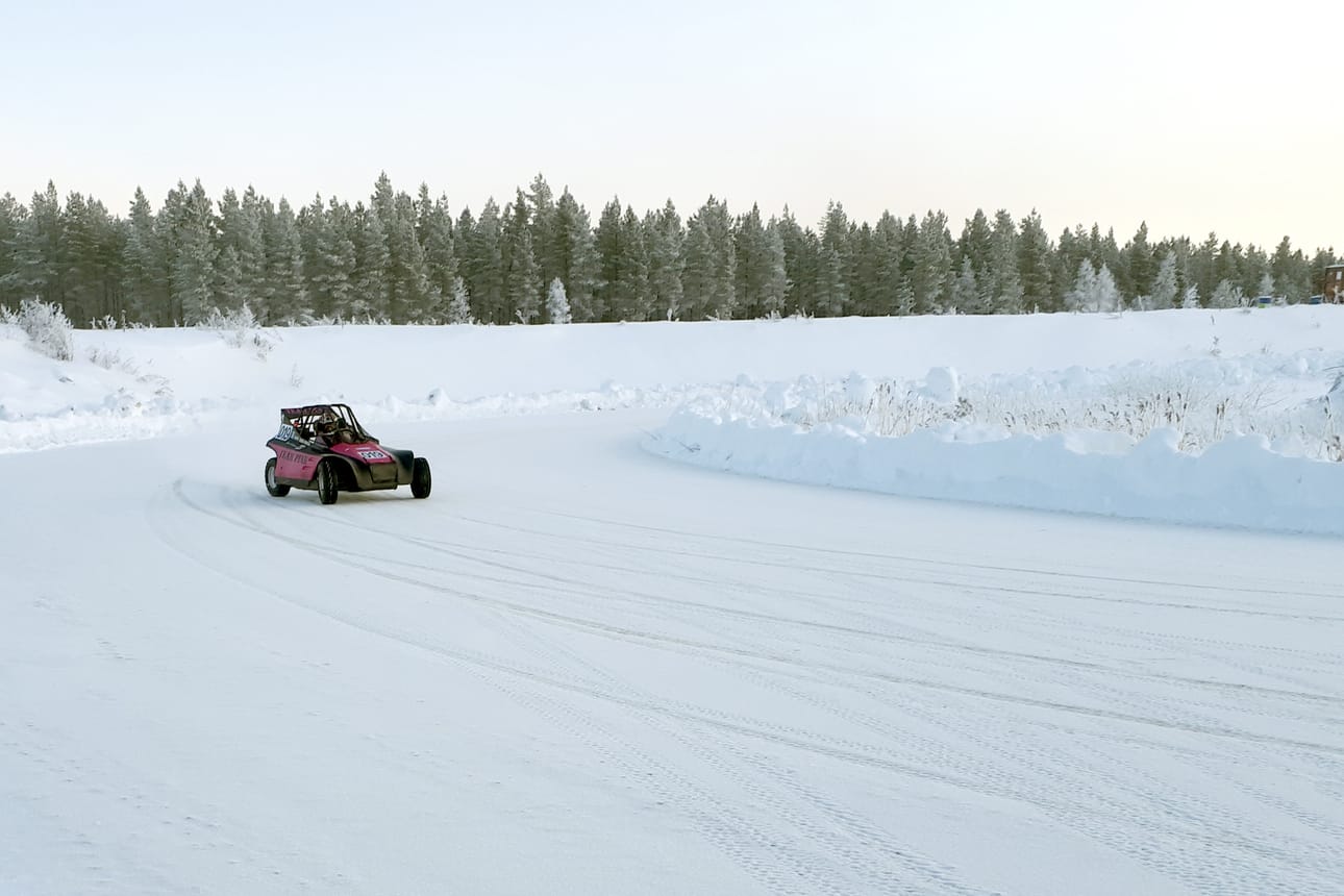 Peppi Keski-Korsu tykkää ajaa crosskart-autolla lumella, koska siinä pääsee sivuluisuun.