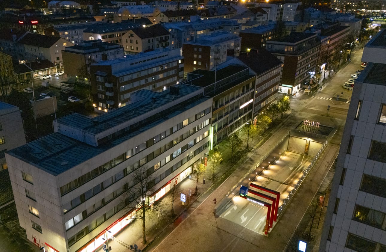 Kuvassa vasemmalla olevan kerrostalon paikalle Hallituskadulle on tarkoitus rakentaa lähivuosina uusi korkeampi, kenties 14 kerrokseen asti kurottava tornitalo.