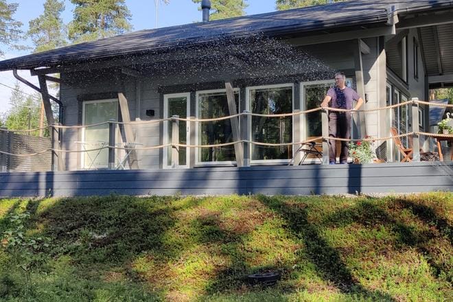 Taisto Junttila sai vain sivusta seurata ja ihailla, kun ammattilaiset asensivat luonnonmukaiseen tilaan jätetylle tontille kuntan. Hänen tehtäväkseen jäi huolehtia kastelusta. – Nyt on valmis piha eikä tarvitse monta vuotta odotella, että nurmikko kasvaisi kaikkialla yhtä tasaisena.