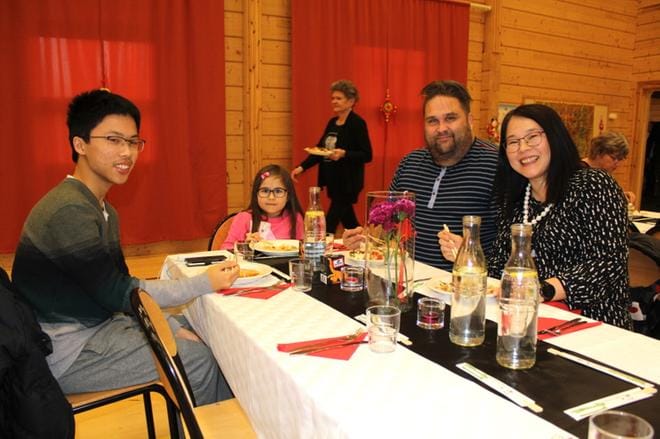 Huan-Ya Chen-Ketonen toi perheensä ja tutun vaihto-oppilaan ruokailemaan. KUVAT: SAILA COLLANDER
