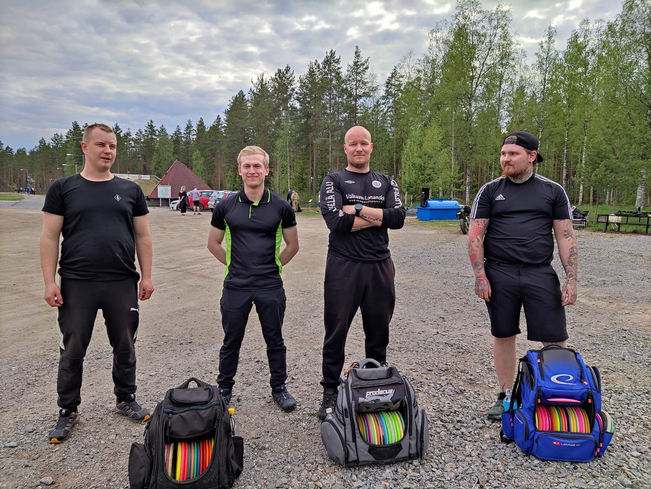 Heittämään lähdössä Alajärven frisbeegolfradalla Riku Savela, Samuel Murto, Aki Pälli ja Joni Mäkelä.