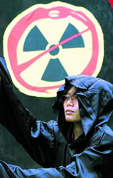 Eteläkorealainen ympäristöaktivisti vastustamassa Pohjois-Korean ydinkoetta.