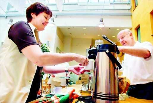 Kahvia kuppiin. Oulun Robert's Coffeen Heikki Korhonen myy kahvit Helvi Schönbergille.