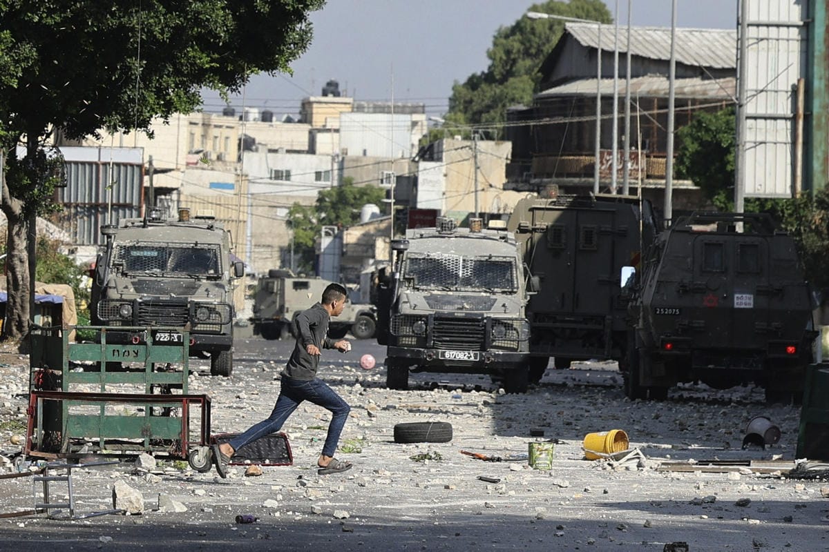 Israelilaisjoukkojen autoja Nablusissa tiistaina. LEHTIKUVA/AFP