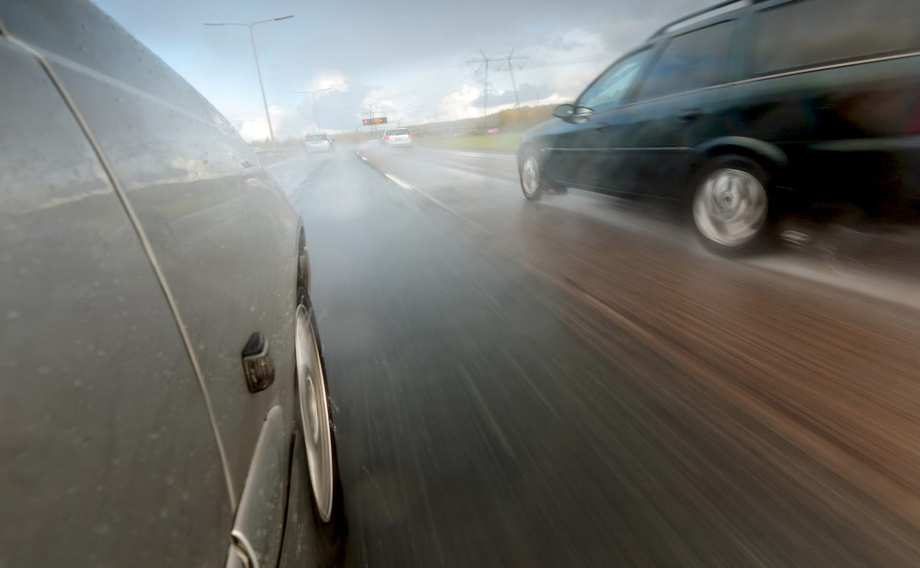 Sade ja huonot olosuhteet vaikuttavat ajokäyttätymiseen jos kuljettaja tietää renkaiden olevan huonoja. Vesiliirron vaara tunnetaan, mutta vaikutus jarrutusmatkaan ei ole kaikille selvä.