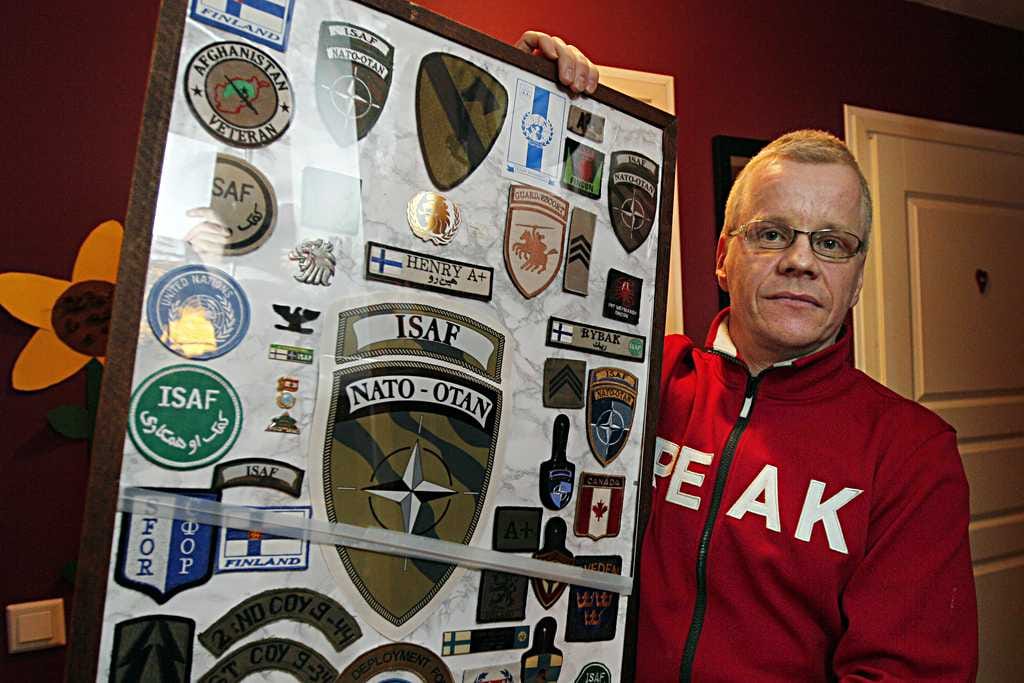 Henry Helakorpi esitteli muistoja rauhanturva-ajoiltaan itsenäisyyspäivänä joulukuussa. Tiistain suru-uutiset vetivät rauhanturvaajakonkarin hiljaiseksi.