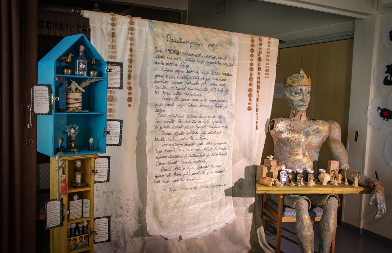 Piippolan Könkkölässä on huhtikuun ajan esillä Rauhan teatterin tuottama ja Onnellisen prinssi-teoksen vartioima rauhankasvatuksellinen näyttely.