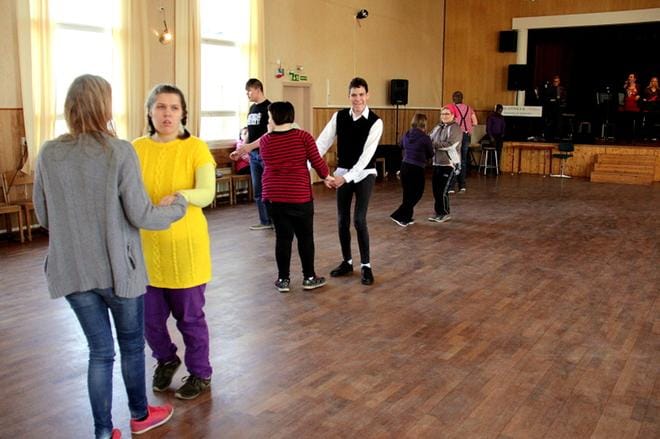 Kauhavan-Härmäin Kehitysvammaisten Tuki ry. on muutamana vuonna ilahduttanut erityisnuoria Haartrokilla, jossa bändit soittavat ja parketille pääsee tanssimaan. Perussuomalaiset toivovat lisää tarjontaa kaupungilta. KUVA: ANU NAHKALA