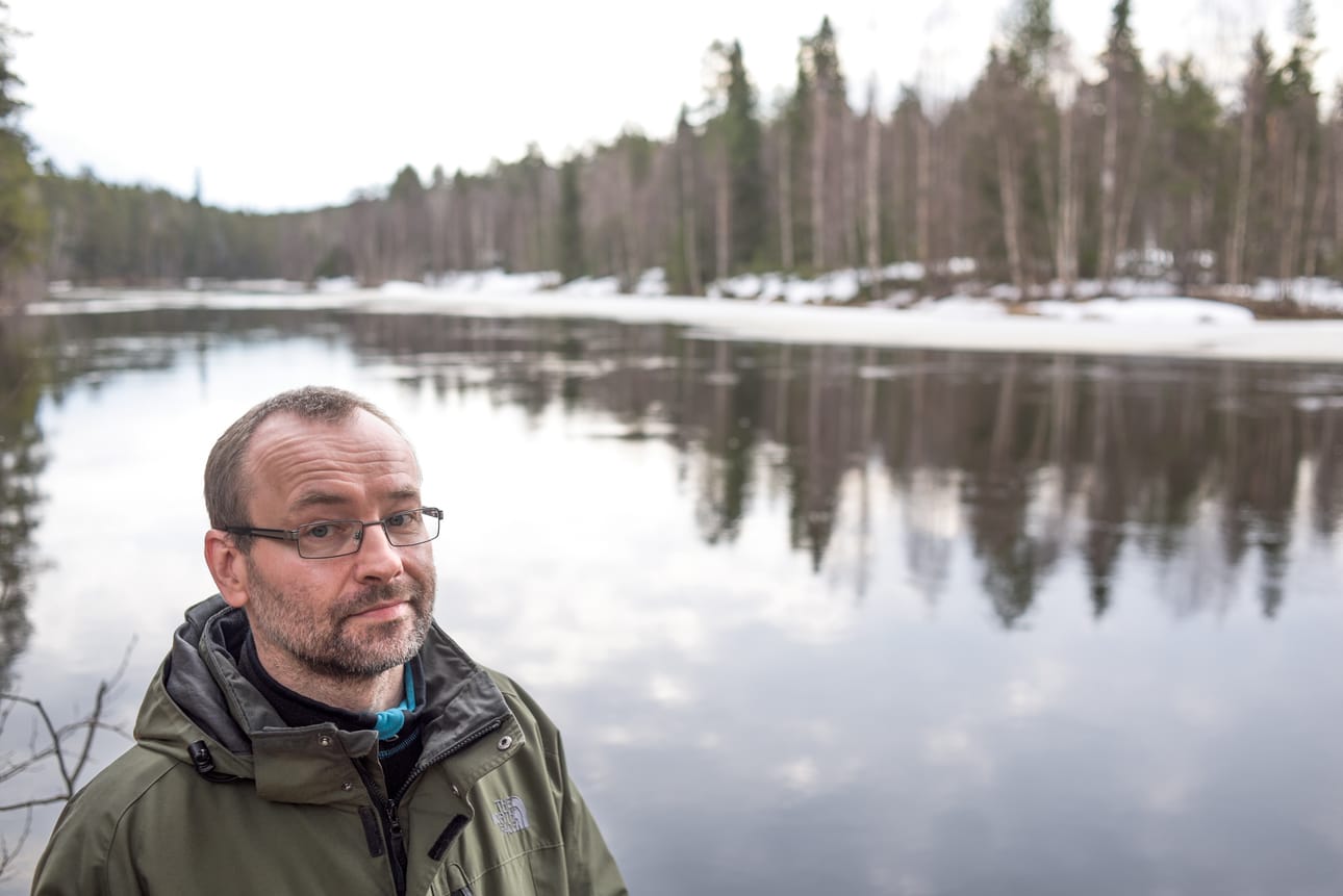 Riku Paavola näkee selviä muutoksia Oulankajoen virrassa. Jäät joki luo paljon aiemmin kuin takavuosina ja on entistä arvaamattomampi tulviltaan.