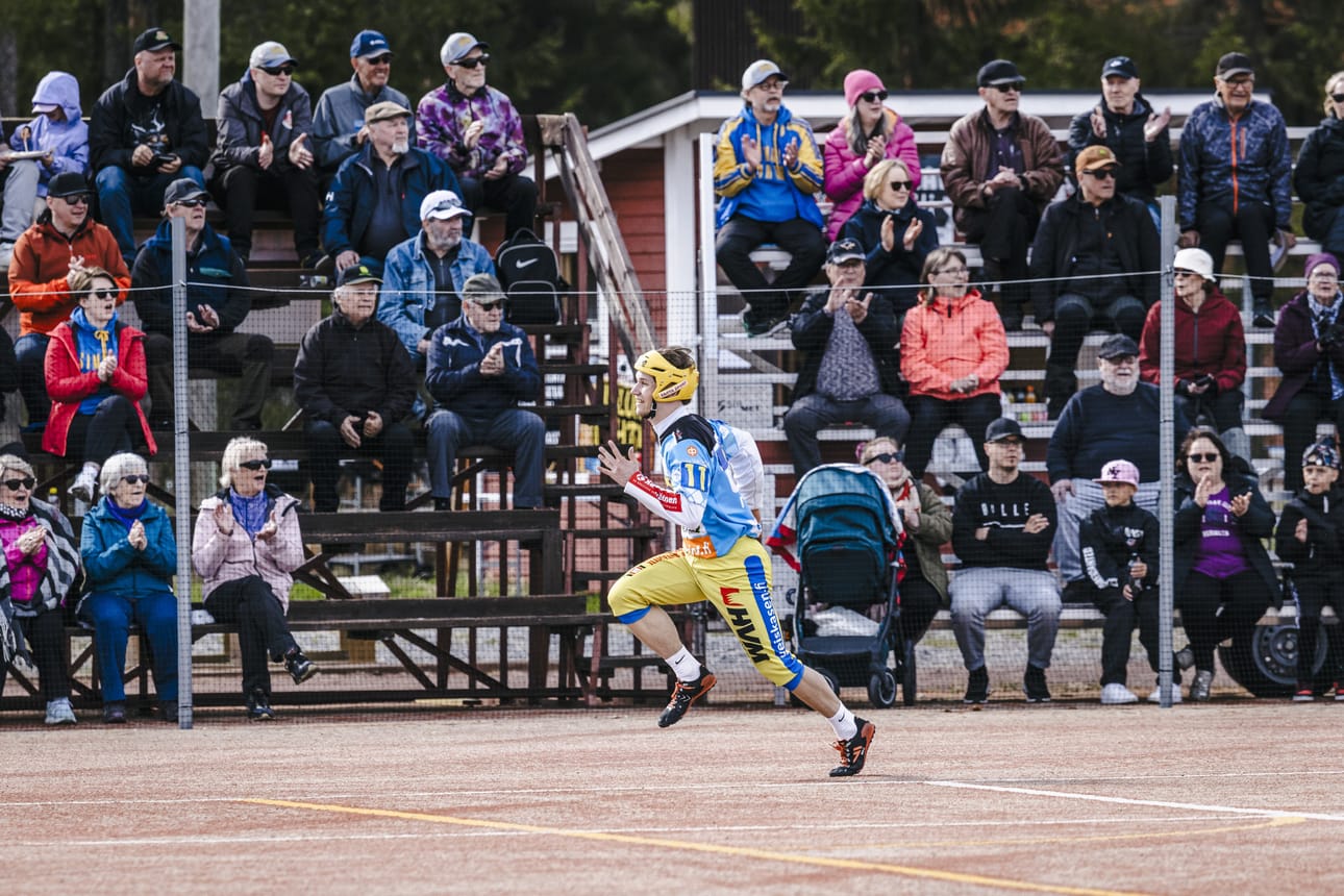 Aleksi Hautala kirmasi kolmoselta kotipesää kohti ja 512-henkinen kotiyleisö tykkäsi.