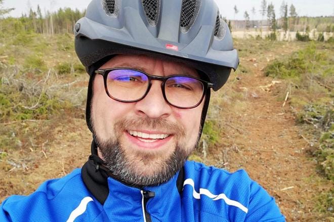 Alavuden aktiivinen kirkkoherra Jussi Peräaho harrastaa myös maastopyöräilyä vapaa-ajallaan.