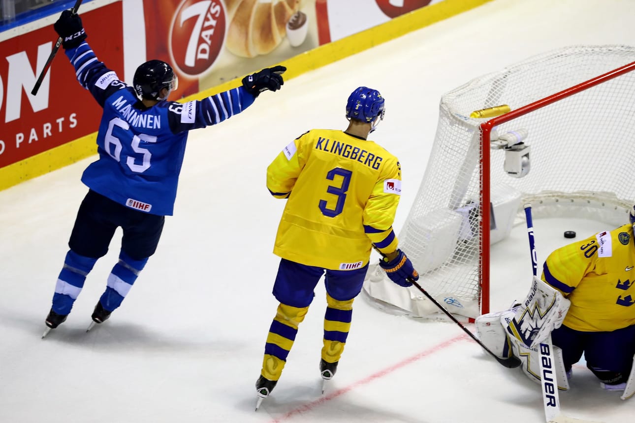 Sakari Manninen täräytti Leijonat unelmakudillaan välieriin. NHL-miljonääri John Klingbergin ja Tre Kronorin kisat päättyivät tylyyn tappioon.