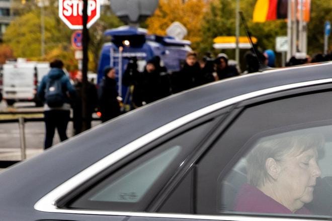 CDU-puolueen johtajuudesta luopuva Saksan liittokansleri Angela Merkel saapui maanantaina puoluekokoukseen Berliinissä. KUVA: Omer Messinger/EPA