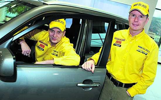 Toni Gardemeister (vas.) ja Tomi Tuominen myhäilevät Suzukin keltaisissa väreissä.